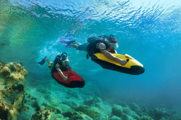 Couple diving with the SEABOB F5S in the sea