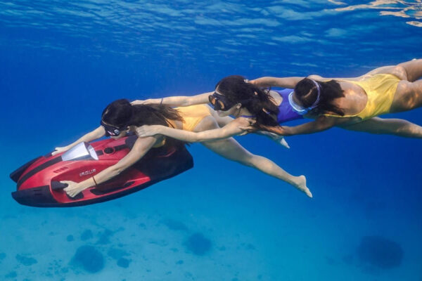 iaqua aquadart 720m dive scooter is pulling 3 people underwater