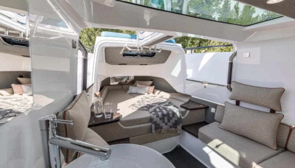 04-axopar-37st-motoryacht-for-charter