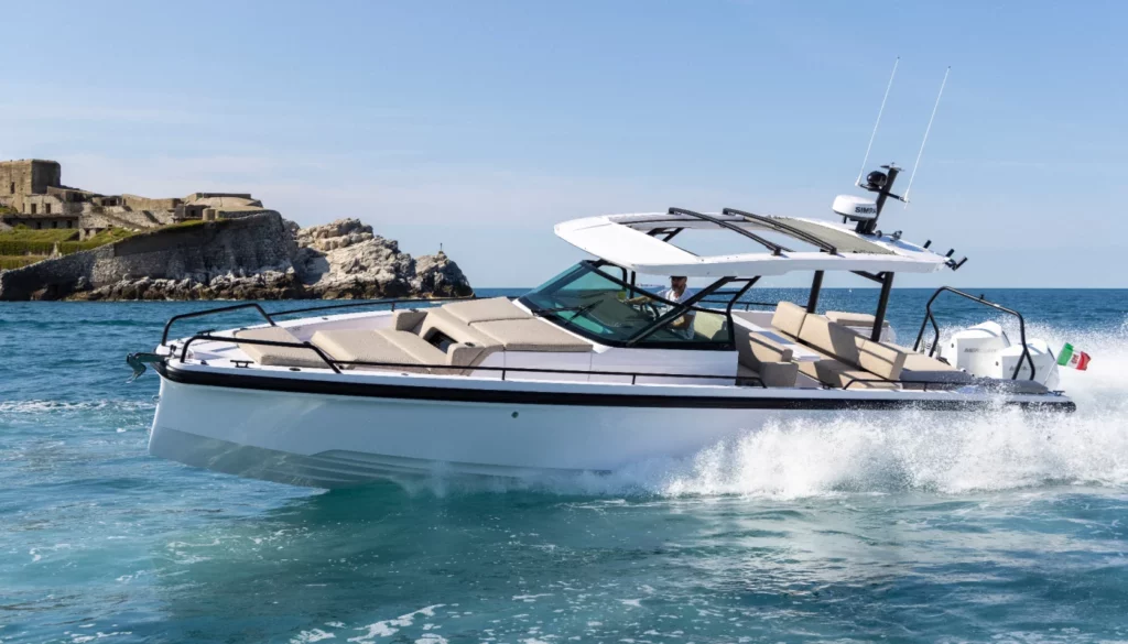 05-axopar-37st-motoryacht-for-charter