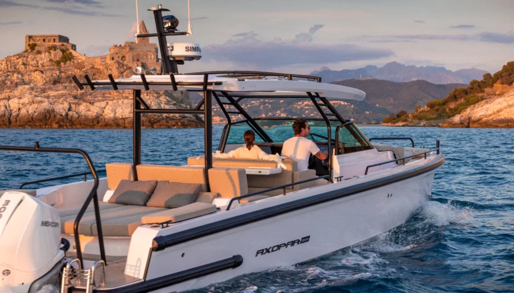 06-axopar-37st-motoryacht-for-charter