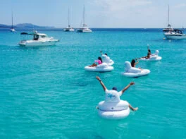 People-Group-at-Sea-Enjoying-the-iMatJet®-Inflatable-Electric-Sofa